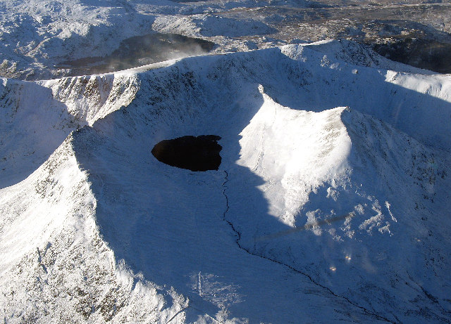 File:Helvellyn(SimonLedingham)Dec2004.jpg